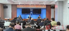 <b>格恪守地方八项</b>